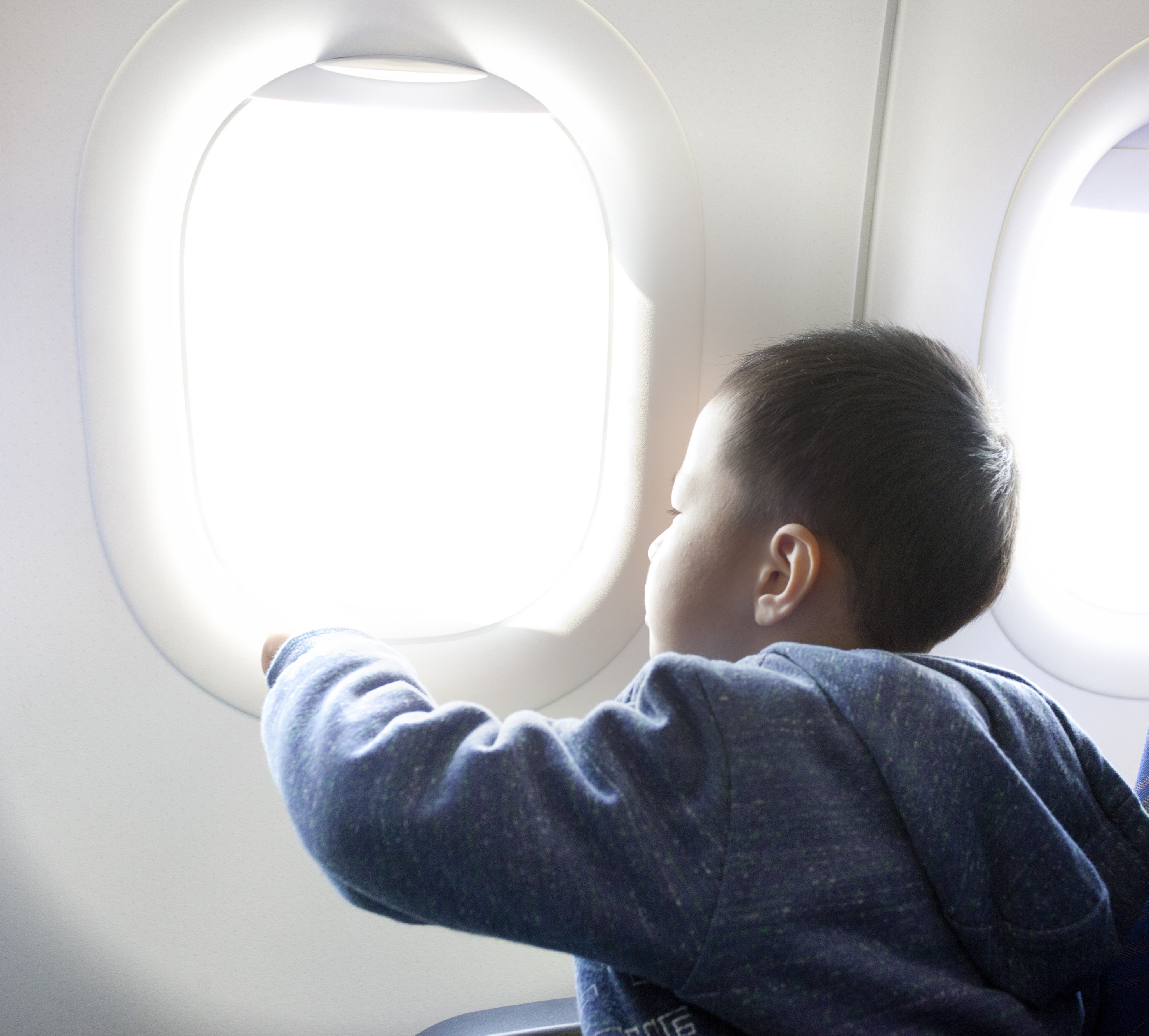 ¿Volar con niños pequeños? Una mamá revela sus 23 mejores consejos de supervivencia 